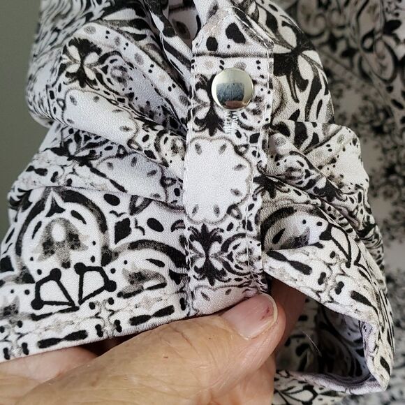 IVANKA TRUMP, Blouse. Gray,  black and white.  SP. 3 Silver buttons. Oversized - Picture 5 of 9